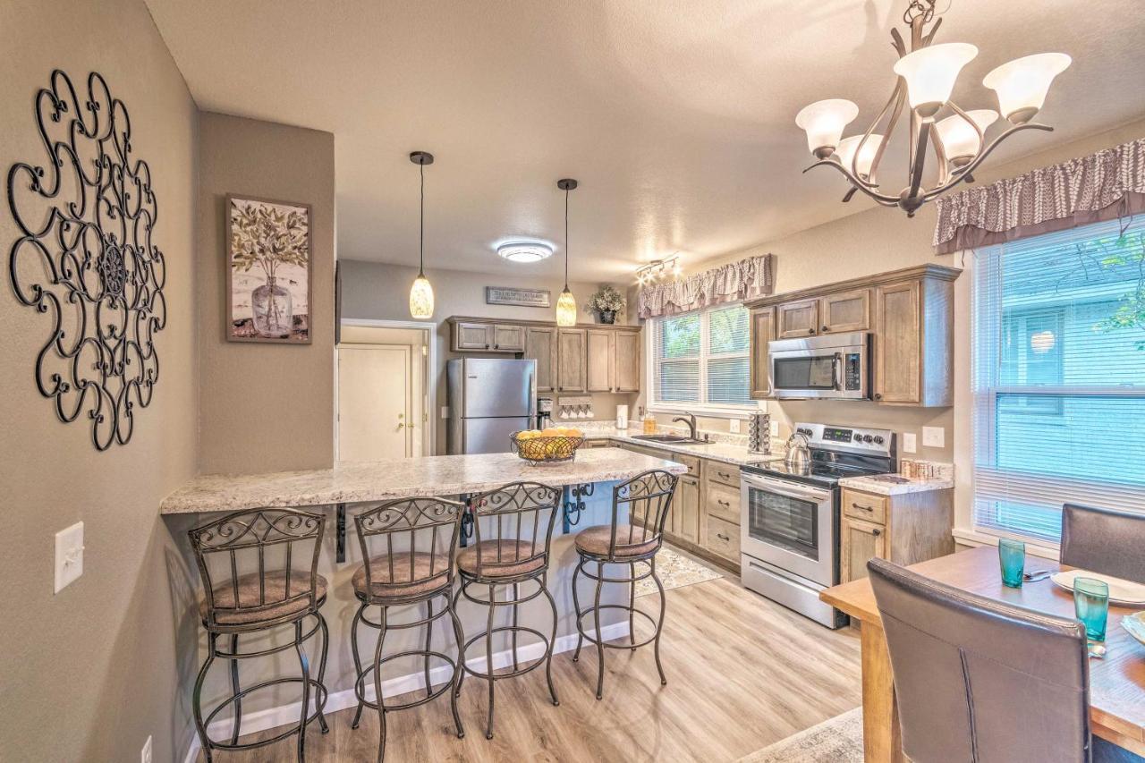 Remodeled Downtown Hot Springs Home With Porch Exterior photo